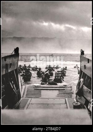 JOUR J OMAHA BEACH WW2 débarquement Normandie les bateaux de débarquement opérations de débarquement le 6 juin 1944 (appelé jour J) de l'invasion alliée de l'Allemagne nazie occupation Normandie France Un LCVP (Landing Craft, Vehicle, personnel) de la Garde côtière américaine USS Samuel Chase débarque les troupes de la compagnie A, 16th Infantry, la 1st Infantry Division pataugeait sur la section Fox Green d'Omaha Beach (Calvados, Basse-Normandie, France) le matin du 6 juin 1944. Les soldats américains rencontrent la 352e division allemande nouvellement formée lors du débarquement. Banque D'Images