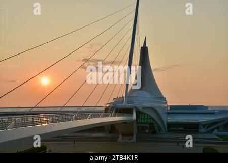 Spectaculaire et emblématique musée d'art de Milwaukee, créé par l'architecte Santiago Calatrava, au lever du soleil dans le centre-ville de Milwaukee, Wisconsin, États-Unis Banque D'Images