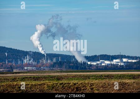 WA23871-00...WASHINGTON - vapeur provenant de la raffinerie de pétrole et des réservoirs de stockage sur l'île Fidalgo près d'Anacortes Banque D'Images