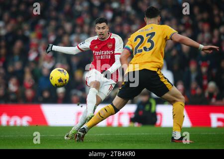 LONDRES, Royaume-Uni - 2 décembre 2023 : Gabriel Martinelli d'Arsenal tire et frappe le poteau lors du match de Premier League entre Arsenal et Wolverhampton Wa Banque D'Images