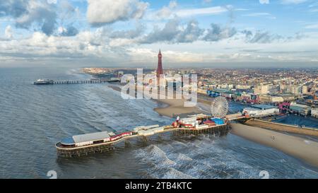 Blackpool, Lancashire, Royaume-Uni. Blackpool front de mer et vue aérienne de la tour au crépuscule en regardant vers la jetée et la tour Blackpool Banque D'Images