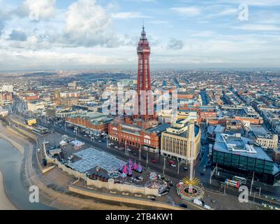 Blackpool, Lancashire, Royaume-Uni. Blackpool front de mer et vue aérienne de la tour au crépuscule en regardant vers la jetée et la tour Blackpool Banque D'Images