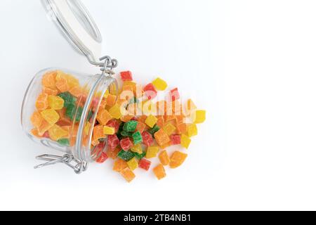 fruits confits colorés dans un pot de verres isolé sur fond blanc avec espace pour le texte, dés fruits confits utilisés comme garniture dans la confiserie ou baki Banque D'Images