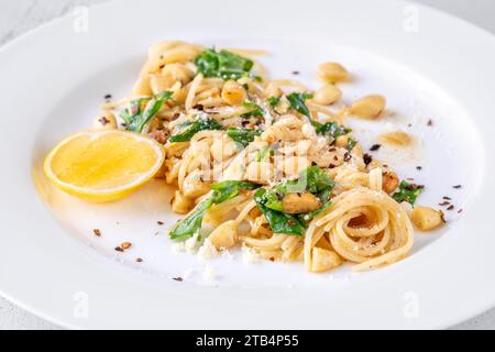 Pâtes au citron avec amandes, roquette et beurre brun Banque D'Images