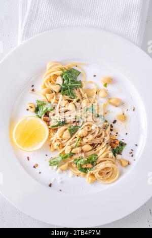 Pâtes au citron avec amandes, roquette et beurre brun Banque D'Images