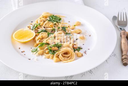 Pâtes au citron avec amandes, roquette et beurre brun Banque D'Images