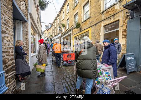 Les clients et les stands de Catherine Hill au marché du dimanche de Noël de Frome à Frome, Somerset, Royaume-Uni, le 3 décembre 2023 Banque D'Images