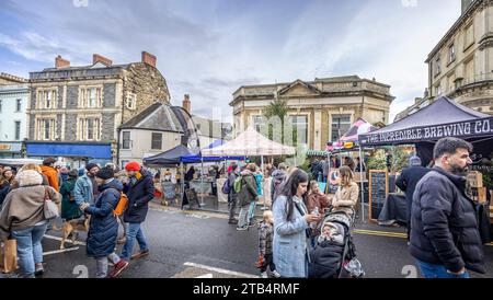 Shoppers et stands au Frome Christmas Sunday Market à Frome, Somerset, Royaume-Uni, le 3 décembre 2023 Banque D'Images