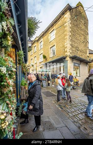 Les clients et les stands de Catherine Hill au marché du dimanche de Noël de Frome à Frome, Somerset, Royaume-Uni, le 3 décembre 2023 Banque D'Images