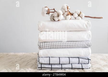 Branche de coton avec pile de draps pliés et de couvertures Banque D'Images