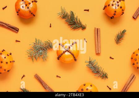 Boules de pomandre avec branches d'arbre de Noël et cannelle sur fond orange Banque D'Images