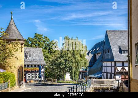 Belle vue sur une rue avec tour de la ville historique Goslar en Allemagne Banque D'Images