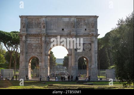 Rome, Italie : 2023 novembre 13 : touristes à l'Arc de Constantin. Arc de triomphe et Colisée en arrière-plan à Rome, Italie en 2023. Banque D'Images