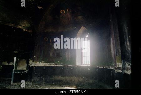 Măgureni, Comté de Calarasi, Roumanie, 1990. L'intérieur de l'église de Magureni, monument historique du 17e siècle, a été inondé en 1983, lors des travaux sur le canal Danube-Bucarest, un projet du président roumain N. Ceausescu. Banque D'Images