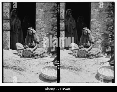 Différents types, etc. Woman making panier de paille. Banque D'Images