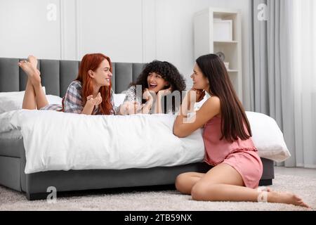 Heureux jeunes amis passant du temps ensemble dans la chambre Banque D'Images