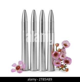 Balles en métal et belles fleurs isolées sur blanc Banque D'Images