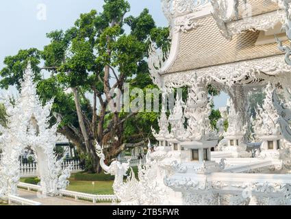 Parmi les structures surréalistes, dans le domaine de Wat Rong Khun, Temple blanc fantastique, province de Chiang Rai, Thaïlande du Nord. Banque D'Images