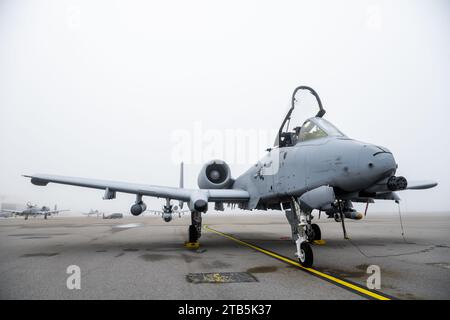 Les avions a-10C Thunderbolt II affectés au 357th Fighter Squadron sont montrés sur la ligne de vol à la base aérienne MacDill, Floride, le 4 décembre 2023. Le 357th FS A-10 est arrivé à MacDill AFB pour l’exercice Coastal Dragon, un entraînement de soutien aérien rapproché couvrant le sud de la Floride jusqu’au golfe du Mexique. (Photo de l'US Air Force par Airman 1st Class Zachary Foster) Banque D'Images