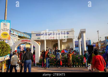 Les gens se sont réunis à la Foire internationale du livre de Kolkata, organisée par les éditeurs et libraires à Boimela Prangan, Salt Lake Central Park, West Benga Banque D'Images