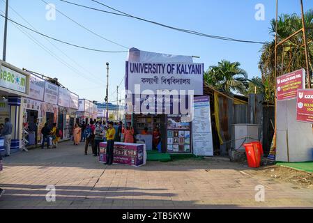 Les gens se sont réunis à la Foire internationale du livre de Kolkata, organisée par les éditeurs et libraires à Boimela Prangan, Salt Lake Central Park, West Benga Banque D'Images