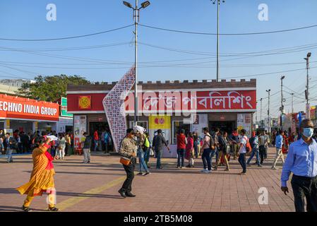 Les gens se sont réunis à la Foire internationale du livre de Kolkata, organisée par les éditeurs et libraires à Boimela Prangan, Salt Lake Central Park, West Benga Banque D'Images