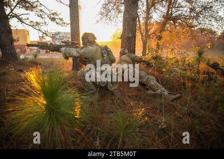 Les bérets verts de l'armée américaine affectés au 7e groupe de forces spéciales (aéroporté) ont collaboré avec des étudiants du 6e bataillon d'entraînement des Rangers lors d'un raid au Camp Rudder, Floride, le 01 novembre 2023. L'exercice de formation était axé sur l'amélioration de divers ensembles de compétences, comme les armes et la formation médicale, pour les préparer aux opérations futures. (Photo de l'armée américaine par le caporal Craig J. carter) Banque D'Images