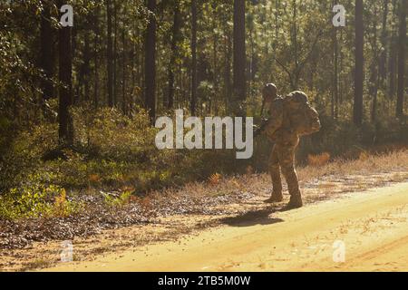 Les bérets verts de l'armée américaine affectés au 7e groupe de forces spéciales (aéroporté) ont collaboré avec des étudiants du 6e bataillon d'entraînement des Rangers lors d'un raid au Camp Rudder, Floride, le 01 novembre 2023. L'exercice de formation était axé sur l'amélioration de divers ensembles de compétences, comme les armes et la formation médicale, pour les préparer aux opérations futures. (Photo de l'armée américaine par le caporal Craig J. carter) Banque D'Images