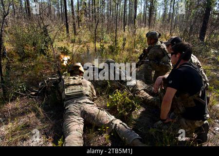 Les bérets verts du 7e Groupe de forces spéciales (aéroporté) entraînent et conseillent les soldats affectés à la 4/54e brigade adjointe des forces de sécurité (SFAB) sur la tactique des petites unités (SUT) et la navigation terrestre sur le Camp « Bull » Simons, Floride, le 5 novembre 2023. Le SUT est essentiel à la réussite de l'équipe lorsqu'elle manipule dans un environnement opérationnel complexe, car le SUT établit et affine la confiance et la cohésion internes de la force. (Photos de l'armée américaine par le CPS Christopher Sanchez) Banque D'Images