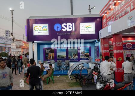 Les gens se sont réunis à la Foire internationale du livre de Kolkata, organisée par les éditeurs et libraires à Boimela Prangan, Salt Lake Central Park, West Benga Banque D'Images