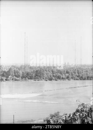 Vue de Villeurbanne depuis Crépieux - le relais de la Doua et les tours des gratte-ciel. Banque D'Images