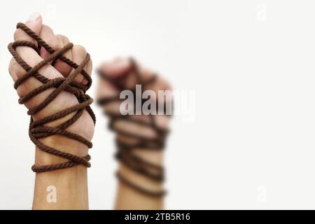 Corde liée aux mains isolée dans le fond blanc. Concept pour la liberté, les droits de l'homme, l'égalité, arrêter la violence, arrêter l'esclavage. Banque D'Images