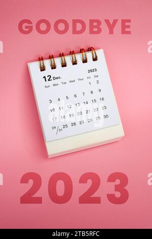 Bye, bye 2023. Décembre 2023 Calendrier mensuel de bureau pour 2023 année sur fond rose. Banque D'Images