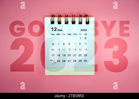 Bye, bye 2023. Décembre 2023 Calendrier mensuel de bureau pour 2023 année sur fond rose. Banque D'Images