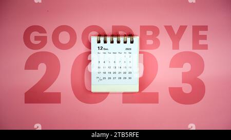 Bye, bye 2023. Décembre 2023 Calendrier mensuel de bureau pour 2023 année sur fond rose. Banque D'Images