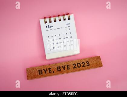 Bye, bye 2023. Décembre 2023 Calendrier mensuel de bureau pour 2023 année sur fond rose. Banque D'Images