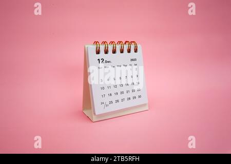 Bye, bye 2023. Décembre 2023 Calendrier mensuel de bureau pour 2023 année sur fond rose. Banque D'Images