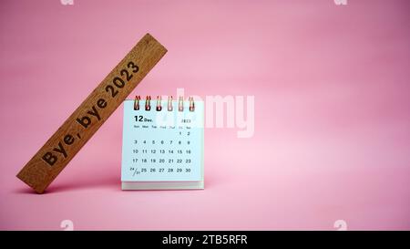 Bye, bye 2023. Décembre 2023 Calendrier mensuel de bureau pour 2023 année sur fond rose. Banque D'Images