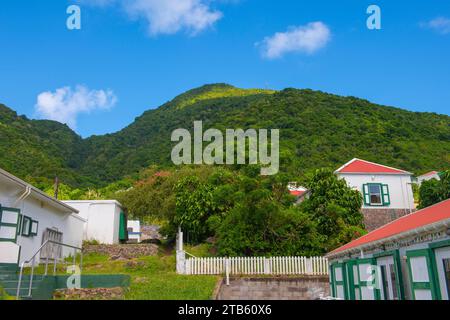 Le centre-ville historique en bas avec le paysage du mont à l'arrière-plan à Saba, pays-Bas des Caraïbes. Mount Scenery est un volcan dormant encore actif t Banque D'Images