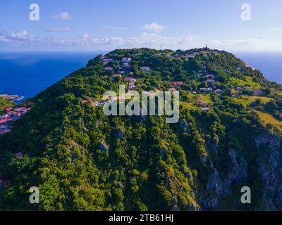 Vue aérienne de la montagne Saba près du Mont paysage près historique Windwardside à Saba, pays-Bas des Caraïbes. Mount Scenery est un volcan dormant encore actif Banque D'Images