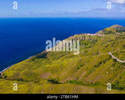 Vue aérienne de la montagne Saba près du Mont paysage près historique Windwardside à Saba, pays-Bas des Caraïbes. Mount Scenery est un volcan dormant encore actif Banque D'Images