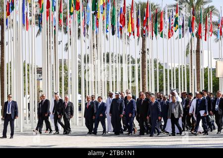 Dubaï, Émirats arabes Unis. 01 décembre 2023. Les chefs d’État arrivent pour la session d’ouverture du Sommet des dirigeants mondiaux lors de la COP28, la Conférence des Nations Unies sur les changements climatiques, organisée par la CCNUCC au Centre d’exposition de Dubaï. La COP28, qui se déroule de novembre 29 à décembre 12, se concentre sur la façon dont des nations particulières ont géré la réalisation de leurs objectifs climatiques. La Conférence de Dubaï se concentre également sur les communautés les plus vulnérables et sur le Fonds pour pertes et dommages. Crédit : SOPA Images Limited/Alamy Live News Banque D'Images