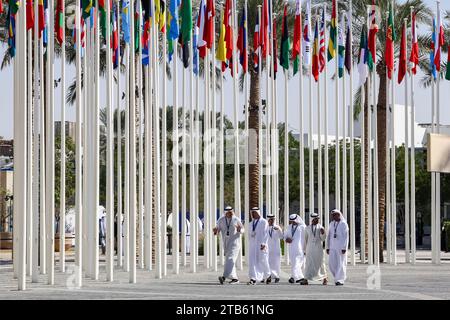 Dubaï, Émirats arabes Unis. 01 décembre 2023. Les diplomates arrivent pour la séance d'ouverture du Sommet des dirigeants mondiaux lors de la COP28, Conférence des Nations Unies sur les changements climatiques, organisée par la CCNUCC au Centre d'exposition de Dubaï. La COP28, qui se déroule de novembre 29 à décembre 12, se concentre sur la façon dont des nations particulières ont géré la réalisation de leurs objectifs climatiques. La Conférence de Dubaï se concentre également sur les communautés les plus vulnérables et sur le Fonds pour pertes et dommages. Crédit : SOPA Images Limited/Alamy Live News Banque D'Images