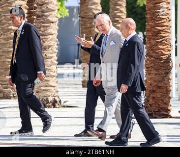 Dubaï, Émirats arabes Unis. 01 décembre 2023. Les chefs d’État, dont le roi Charles du Royaume-Uni (R2) arrivent pour la session d’ouverture du Sommet des dirigeants mondiaux lors de la COP28, Conférence des Nations Unies sur les changements climatiques, organisée par la CCNUCC au Dubai Exhibition Center. La COP28, qui se déroule de novembre 29 à décembre 12, se concentre sur la façon dont des nations particulières ont géré la réalisation de leurs objectifs climatiques. La Conférence de Dubaï se concentre également sur les communautés les plus vulnérables et sur le Fonds pour pertes et dommages. Crédit : SOPA Images Limited/Alamy Live News Banque D'Images