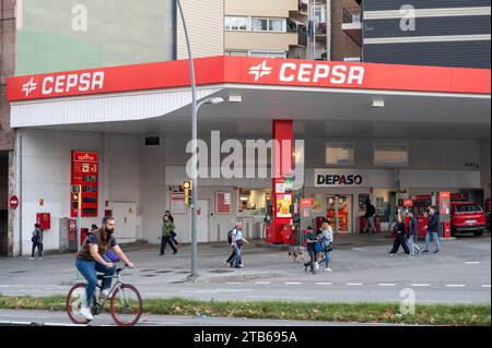 Barcelone, Espagne. 19 novembre 2023. Piétons et navetteurs passent devant la multinationale espagnole de pétrole et de gaz, Cepsa, station-service en Espagne crédit : SOPA Images Limited/Alamy Live News Banque D'Images