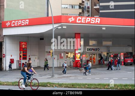 Barcelone, Espagne. 19 novembre 2023. Piétons et navetteurs passent devant la multinationale espagnole de pétrole et de gaz, Cepsa, station-service en Espagne (photo de Xavi Lopez/SOPA Images/Sipa USA) crédit : SIPA USA/Alamy Live News Banque D'Images