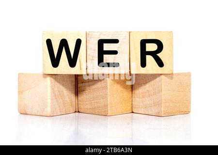 Who, mot allemand pour qui, (allemand : Wer) inscription sur des cubes en bois sur fond blanc Banque D'Images