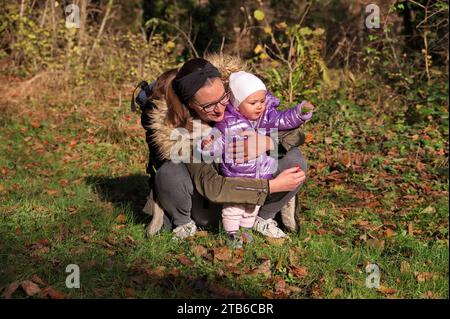 Mère avec petite fille randonnant dans les bois Banque D'Images