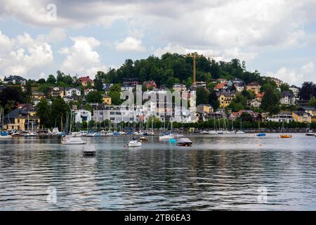 Gmunden , Autriche - 17 juin 2023 : vue de la ville de Gmunden depuis le lac Traunsee Banque D'Images