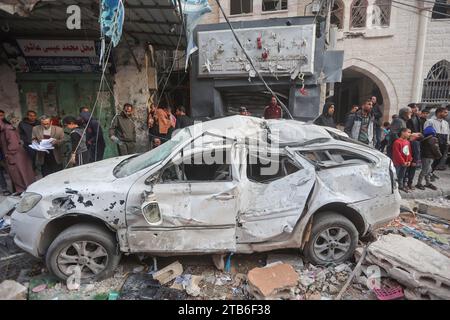 Gaza, Palestine. 04 décembre 2023. Des citoyens palestiniens inspectent les destructions causées par les frappes aériennes sur leurs maisons à Khan Yunis, Gaza. Israël intensifie ses opérations militaires à Gaza après qu’une trêve soutenue entre le Hamas et Israël n’ait pas duré plus d’une semaine malgré les pourparlers diplomatiques et la libération des prisonniers. Crédit : SOPA Images Limited/Alamy Live News Banque D'Images